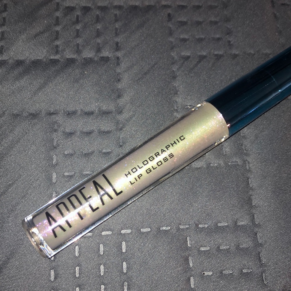 Holographic lip gloss